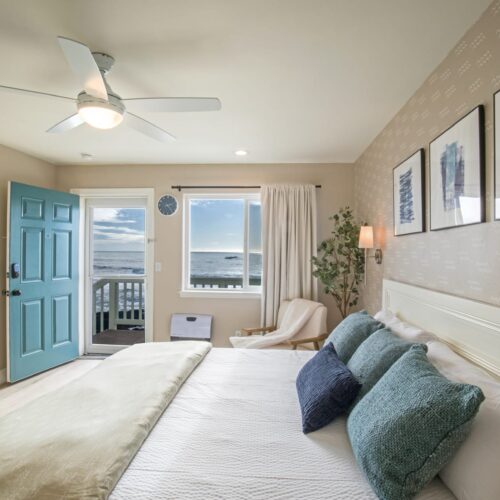 The Black Sands Inn  | 3 |  Oceanfront King l Newly Renovated l Jacuzzi