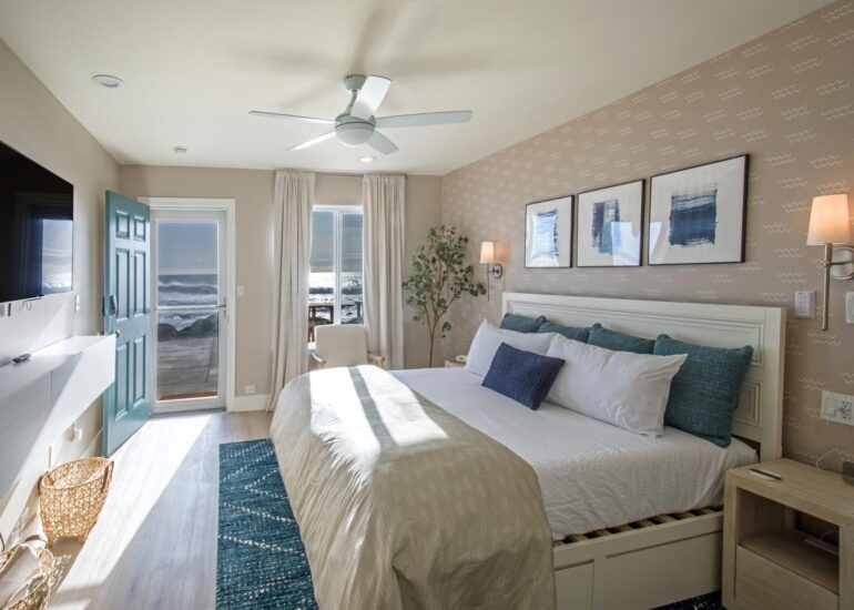 The Black Sands Inn  | 2 |  Oceanfront King | Jacuzzi