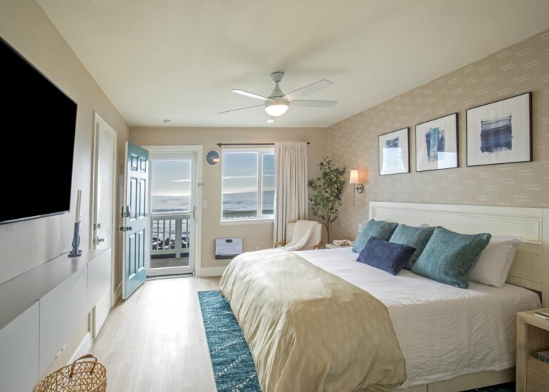 The Black Sands Inn  | 3 |  Oceanfront King l Newly Renovated l Jacuzzi