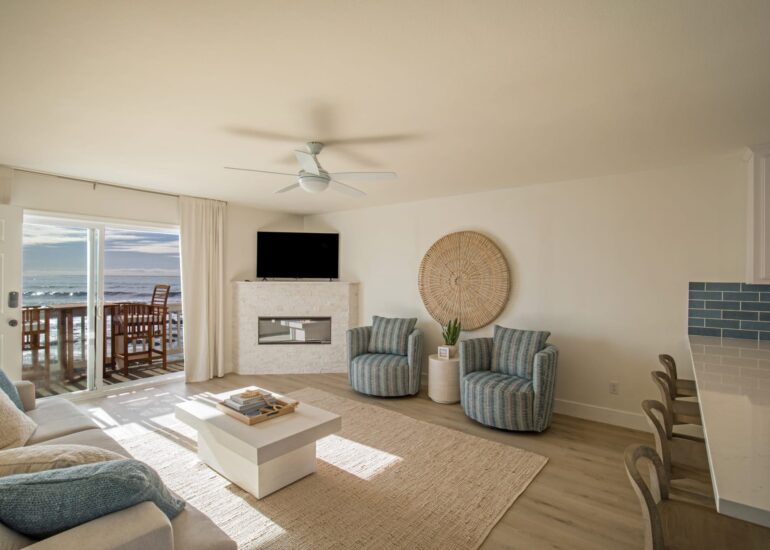 The Black Sands Inn  | 4 |  Deluxe Suite l Brand New |  Jacuzzi | Oceanfront